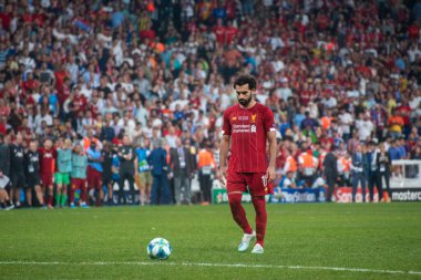 İstanbul, Türkiye - 14 Ağustos 2019: Liverpool FC 'nin forveti Muhammed Salah, UEFA Süper Kupası' nda Chelsea FC 'de belirleyici penaltı verilmeden önce