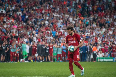 İstanbul, Türkiye - 14 Ağustos 2019: Liverpool FC 'nin forveti Muhammed Salah, UEFA Süper Kupası' nda Chelsea FC 'de belirleyici penaltı verilmeden önce