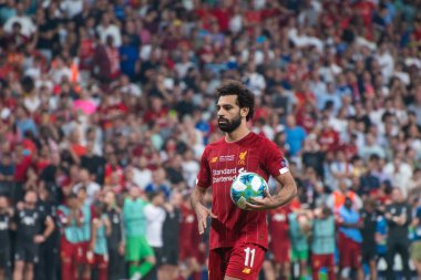 İstanbul, Türkiye - 14 Ağustos 2019: Liverpool FC 'nin forveti Muhammed Salah, UEFA Süper Kupası' nda Chelsea FC 'de belirleyici penaltı verilmeden önce