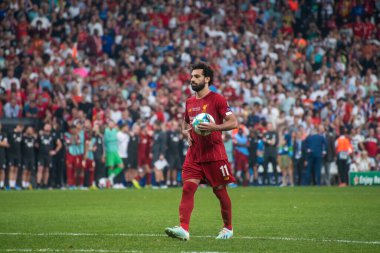 İstanbul, Türkiye - 14 Ağustos 2019: Liverpool FC 'nin forveti Muhammed Salah, UEFA Süper Kupası' nda Chelsea FC 'de belirleyici penaltı verilmeden önce