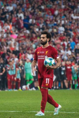 İstanbul, Türkiye - 14 Ağustos 2019: Liverpool FC 'nin forveti Muhammed Salah, UEFA Süper Kupası' nda Chelsea FC 'de belirleyici penaltı verilmeden önce