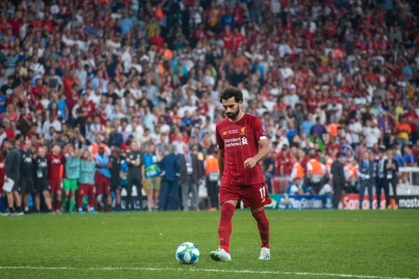 İstanbul, Türkiye - 14 Ağustos 2019: Liverpool FC 'nin forveti Muhammed Salah, UEFA Süper Kupası' nda Chelsea FC 'de belirleyici penaltı verilmeden önce