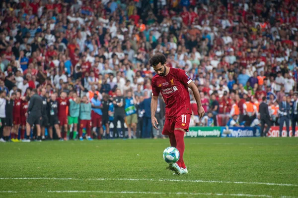 İstanbul, Türkiye - 14 Ağustos 2019: Liverpool FC 'nin forveti Muhammed Salah, UEFA Süper Kupası' nda Chelsea FC 'de belirleyici penaltı verilmeden önce