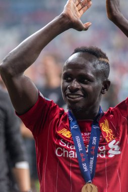 İstanbul, Türkiye - 14 Ağustos 2019: Liverpool FC 'nin Sadio Mane oyuncusu UEFA Süper Kupa zaferini kutladı.