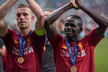 İstanbul, Türkiye - 14 Ağustos 2019: Liverpool FC 'den Sadio Mane ve Jordan Henderson oyuncuları UEFA Süper Kupa zaferini kutluyorlar.