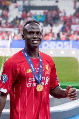 İstanbul, Türkiye - 14 Ağustos 2019:: Liverpool FC 'li Sadio Mane oyuncusunun sevinç, gülümseme ve tezahüratı UEFA Süper Kupa zaferini kutladı.