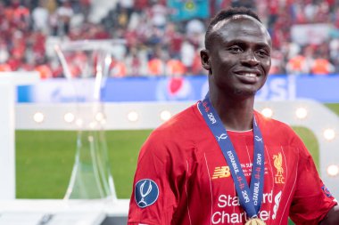 İstanbul, Türkiye - 14 Ağustos 2019:: Liverpool FC 'li Sadio Mane oyuncusunun sevinç, gülümseme ve tezahüratı UEFA Süper Kupa zaferini kutladı.