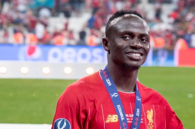 İstanbul, Türkiye - 14 Ağustos 2019:: Liverpool FC 'li Sadio Mane oyuncusunun sevinç, gülümseme ve tezahüratı UEFA Süper Kupa zaferini kutladı.