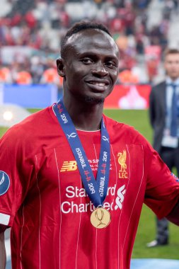 İstanbul, Türkiye - 14 Ağustos 2019:: Liverpool FC 'li Sadio Mane oyuncusunun sevinç, gülümseme ve tezahüratı UEFA Süper Kupa zaferini kutladı.