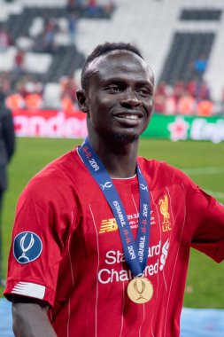İstanbul, Türkiye - 14 Ağustos 2019:: Liverpool FC 'li Sadio Mane oyuncusunun sevinç, gülümseme ve tezahüratı UEFA Süper Kupa zaferini kutladı.