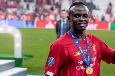 İstanbul, Türkiye - 14 Ağustos 2019:: Liverpool FC 'li Sadio Mane oyuncusunun sevinç, gülümseme ve tezahüratı UEFA Süper Kupa zaferini kutladı.
