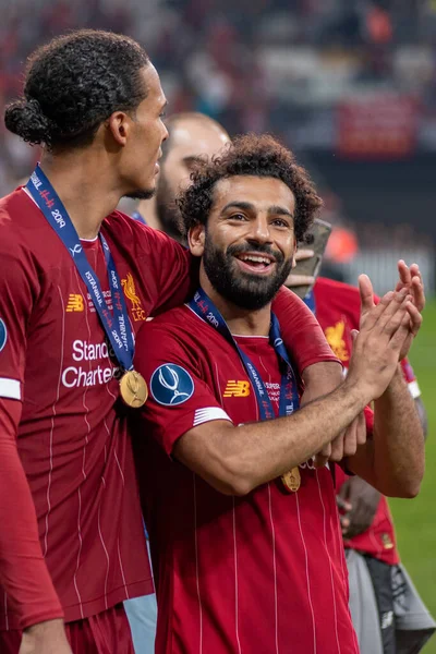 イスタンブール トルコ 8月14 2019 Mohammed SalahとVirgil Van Dijkeは Vodafone ParkでのリバプールとチェルシーのUefaスーパーカップ試合の勝利を祝います — ストック写真