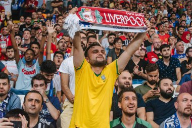 ISTANBUL, TURKEY - 14 AĞUSTUSTOS 2019: UEFA Süper Kupası Liverpool Liverpool futbol maçı sırasında Vodafone Arena 'da Liverpool FC taraftarları
