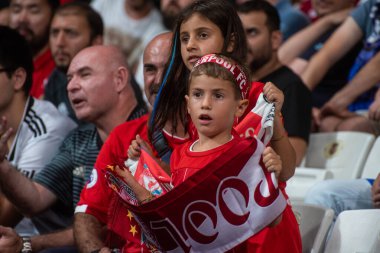 ISTANBUL, TURKEY - 14 AĞUSTUSTOS 2019: UEFA Süper Kupası Liverpool Liverpool futbol maçı sırasında Vodafone Arena 'da Liverpool FC taraftarları