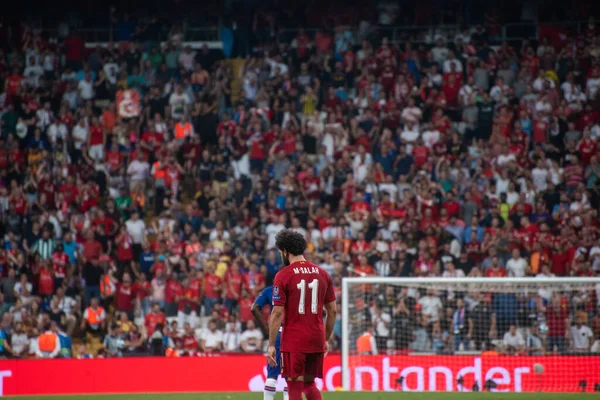ISTANBUL, TURKEY - 14 AĞUSTUSTOS 2019: UEFA Süper Kupası Liverpool Liverpool futbol maçı sırasında Vodafone Arena 'da Liverpool FC taraftarları
