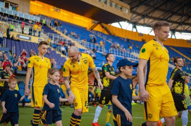 KHARKIV, UKRAINE - 5 Mayıs 2019: oyuncu ve top toplayıcı çocuklar. PFL Metallist-1925 futbol maçı.