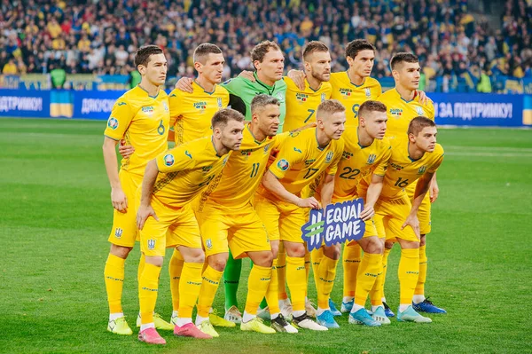 Kyiv, Ukrayna - 14 Ekim 2019: EURO 2020 Ukrayna - Portekiz maçı. Ukrayna takım fotoğrafı