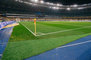 Kyiv, Ukrayna - 14 Ekim 2019: 2020 Ukrayna - Portekiz maçından önce Olimpiyat Stadyumu 'nun köşesindeki bayrak manzarası