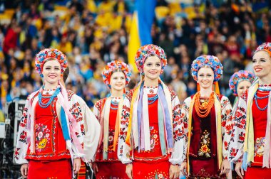 Kyiv, Ukrayna - 14 Ekim 2019: Ukrayna ulusal korosunun güzel bayan şarkıcıları Euro 2020 Ukrayna - Portekiz Olimpiyat Stadyumu karşılaşması öncesinde