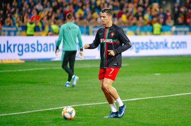 Kyiv, Ukrayna - 14 Ekim 2019: Portekiz milli takımının kaptanı ve forveti Cristiano Ronaldo, Olimpiyat Stadyumu 'ndaki maç öncesi antrenman sırasında