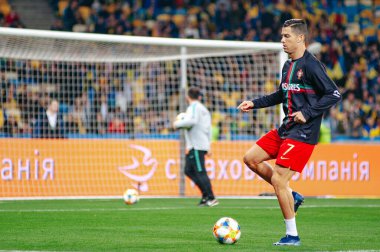 Kyiv, Ukrayna - 14 Ekim 2019: Portekiz milli takımının kaptanı ve forveti Cristiano Ronaldo, Olimpiyat Stadyumu 'ndaki maç öncesi antrenman sırasında