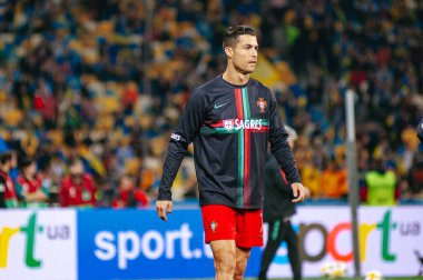 Kyiv, Ukrayna - 14 Ekim 2019: Portekiz milli takımının kaptanı ve forveti Cristiano Ronaldo, Olimpiyat Stadyumu 'ndaki maç öncesi antrenman sırasında