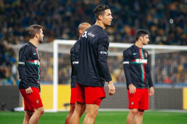 Kyiv, Ukrayna - 14 Ekim 2019: Portekiz milli takımının kaptanı ve forveti Cristiano Ronaldo, Olimpiyat Stadyumu 'ndaki maç öncesi antrenman sırasında