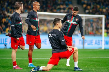 Kyiv, Ukrayna - 14 Ekim 2019: Portekiz milli takımının kaptanı ve forveti Cristiano Ronaldo, Olimpiyat Stadyumu 'ndaki maç öncesi antrenman sırasında