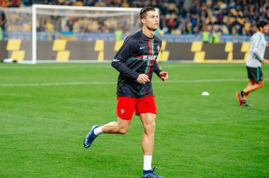 Kyiv, Ukrayna - 14 Ekim 2019: Portekiz milli takımının kaptanı ve forveti Cristiano Ronaldo, Olimpiyat Stadyumu 'ndaki maç öncesi antrenman sırasında