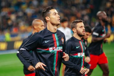 Kyiv, Ukrayna - 14 Ekim 2019: Portekiz milli takımının kaptanı ve forveti Cristiano Ronaldo, Olimpiyat Stadyumu 'ndaki maç öncesi antrenman sırasında