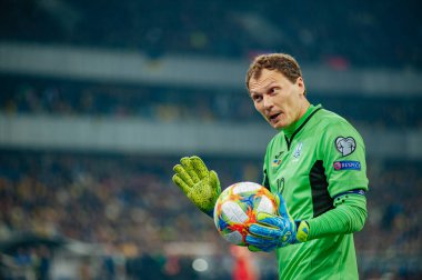 Kyiv, Ukrayna - 14 Ekim 2019: EURO 2020 'de Portekiz Olimpiyat Stadyumu' nda oynanan karşılaşmada Ukrayna kaptanı kaleci Andriy Pyatov
