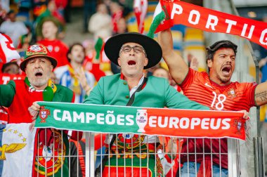 Kyiv, Ukrayna - 14 Ekim 2019: Portekizli taraftar UEFA EURO 2020 ön eleme maçı sırasında tribünde takımı destekliyor