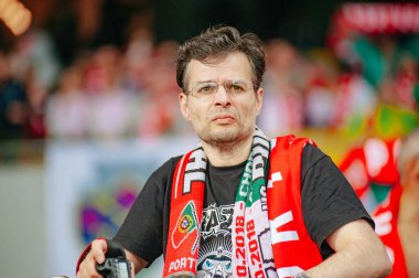 Kyiv, Ukrayna - 14 Ekim 2019: Portekizli taraftar UEFA EURO 2020 ön eleme maçı sırasında tribünde takımı destekliyor