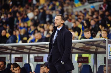 Kyiv, Ukrayna - 14 Ekim 2019: Andriy Shevchenko, Ukrayna milli futbol takımının teknik direktörü (teknik direktörü) EURO 2020 - Portekiz Olimpiyat Stadyumu karşılaşması öncesinde