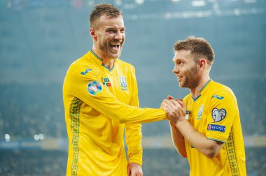 Kyiv, Ukrayna - 14 Ekim 2019: Andrey Yarmolenko ve Alexander Karavaev, Euro 2020 Ukrayna - Portekiz Olimpiyat Stadyumu karşılaşmasını kazandılar.