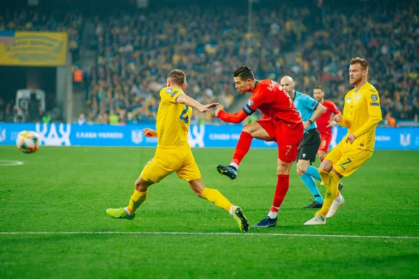 Kyiv, Ukrayna - 14 Ekim 2019: Portekiz milli takımının kaptanı ve forveti Cristiano Ronaldo, EURO 2020 ile Ukrayna Olimpiyat Stadyumu arasındaki ön eleme maçında