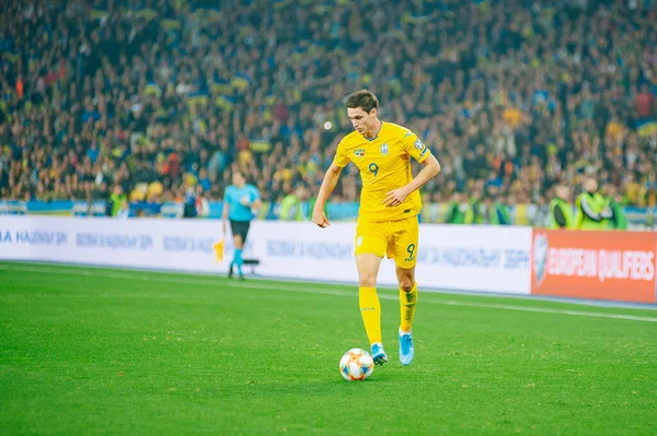 乌克兰基辅 2019年10月14日 在2020年欧洲杯对阵葡萄牙的比赛中 亚雷姆丘克在奥运场馆代表乌克兰出战 — 图库照片