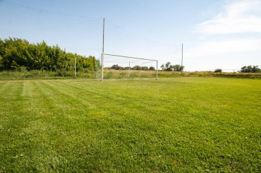 Futbol kapısı ve futbol ağı. Futbol konsepti. Köy stadyumu.