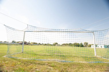 Futbol kapısı ve futbol ağı. Futbol konsepti. Köy stadyumu.