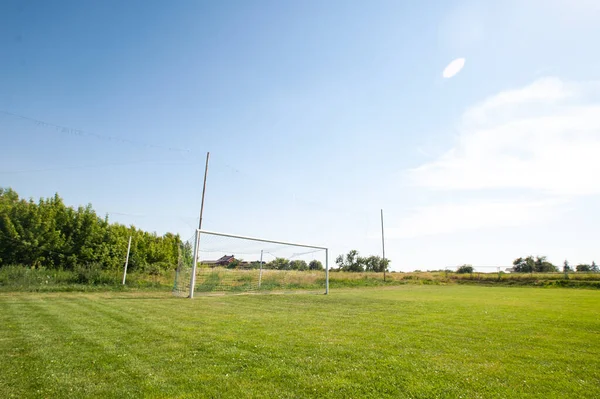 足球大门和足球网 足球的概念 乡村体育馆 — 图库照片