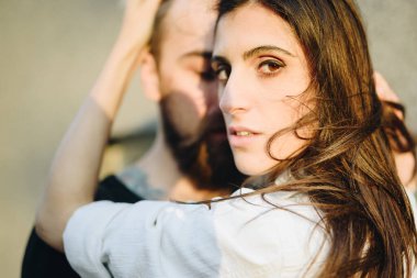 Genç ve güzel bir çift iyi eğlenceler. Onun mutluluğu onun her şeyi..