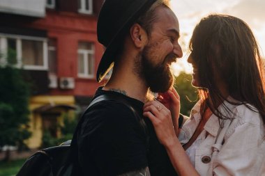 Genç ve güzel bir çift iyi eğlenceler. Onun mutluluğu onun her şeyi..