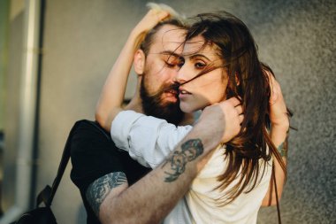 Genç ve güzel bir çift iyi eğlenceler. Onun mutluluğu onun her şeyi..