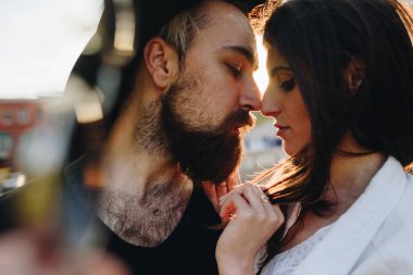 Genç ve güzel bir çift iyi eğlenceler. Onun mutluluğu onun her şeyi..