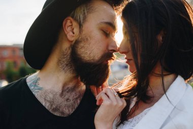 Genç ve güzel bir çift iyi eğlenceler. Onun mutluluğu onun her şeyi..