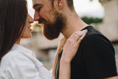 Genç ve güzel bir çift iyi eğlenceler. Onun mutluluğu onun her şeyi..