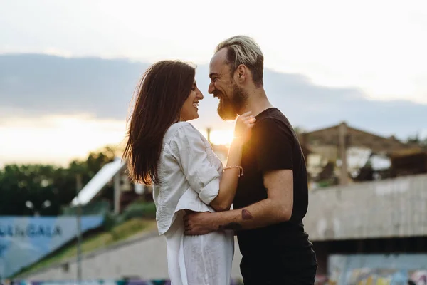 Belo Jovem Casal Divertir Sua Felicidade Tudo Para Ele — Fotografia de Stock