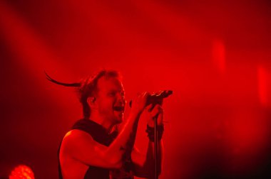 KHARKIV, UKRAINE - 29 Ekim 2019: Rasmus 'tan Lauri Ylonen Frontman. Dead Letters yıldönümü konseri