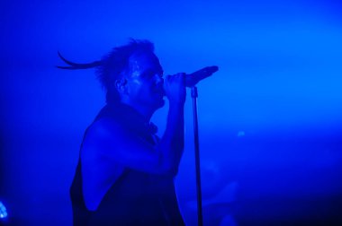 KHARKIV, UKRAINE - 29 Ekim 2019: Rasmus 'tan Lauri Ylonen Frontman. Dead Letters yıldönümü konseri