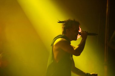 KHARKIV, UKRAINE - 29 Ekim 2019: Rasmus 'tan Lauri Ylonen Frontman. Dead Letters yıldönümü konseri